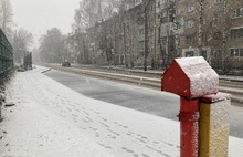 Поймали погоду: на Красноборской в Ярославле дорожники играют в снежки