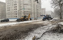 Поймали погоду: на Красноборской в Ярославле дорожники играют в снежки