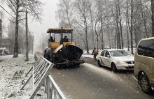 Поймали погоду: на Красноборской в Ярославле дорожники играют в снежки