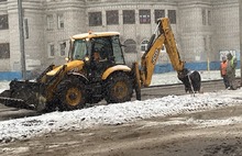 Поймали погоду: на Красноборской в Ярославле дорожники играют в снежки