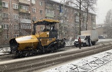 Поймали погоду: на Красноборской в Ярославле дорожники играют в снежки