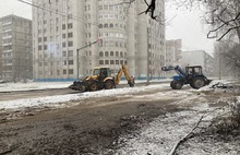 Поймали погоду: на Красноборской в Ярославле дорожники играют в снежки