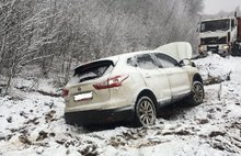 Под Тутаевом иномарка повисла на водопропускной трубе