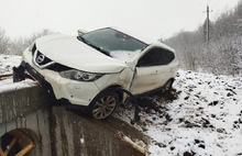 Под Тутаевом иномарка повисла на водопропускной трубе