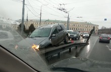 На Богоявленской площади в Ярославле иномарка повисла на отбойнике