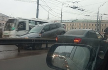 На Богоявленской площади в Ярославле иномарка повисла на отбойнике