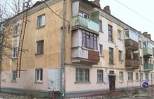 В Ярославле депутаты муниципалитета и чиновники мэрии два года закрывают люк во дворе