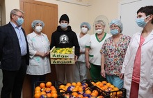 «Дверь в лето»: мэр Ярославля и предприниматели передали фрукты в больницы города