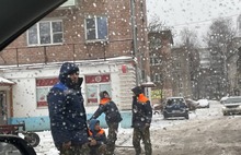 На улице Красноборская в Ярославле асфальт укладывают в снегопад