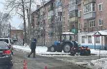 На улице Красноборская в Ярославле асфальт укладывают в снегопад