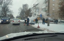 На улице Красноборская в Ярославле асфальт укладывают в снегопад
