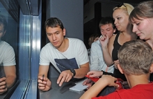 Обновленная команда хоккейного клуба Ярославля «Локомотив» встретилась с болельщиками. Фоторепортаж