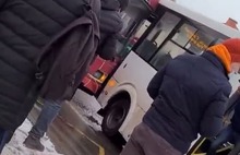«Десятое ДТП за неделю!»: в Ярославле водитель троллейбуса после аварии высказалась о «понаехавших» автобусниках
