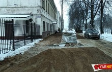 «Работают бесплатно?»: в Ярославле продолжают укладывать плитку на Красном съезде