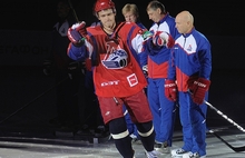 Обновленная команда хоккейного клуба Ярославля «Локомотив» встретилась с болельщиками. Фоторепортаж