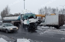 «Посыпались бетонные плиты»: опубликовано видео столкновения грузовика и бензовоза под Ярославлем