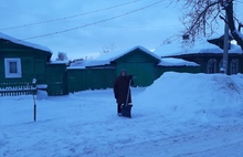 Ярославль убирает от снега 90-летний дворник-доброволец