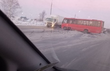 В Ярославле маршрутку вынесло на разделительные тросы