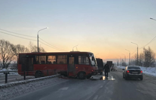 В Ярославле маршрутку вынесло на разделительные тросы