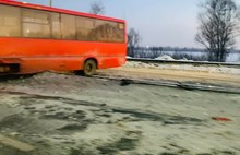 В Ярославле маршрутку вынесло на разделительные тросы