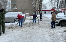 «Вместе мы сила»: ярославцы сами убирают дворы от снега