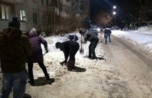 «Вместе мы сила»: ярославцы сами убирают дворы от снега