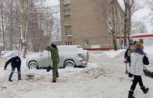«Вместе мы сила»: ярославцы сами убирают дворы от снега