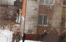 В Ярославле девушка выпала из окна многоэтажки
