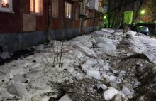 Чудом спаслись от гибели: в Ярославле сошедший с крыши лед завалил вход в подъезд