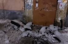 Чудом спаслись от гибели: в Ярославле сошедший с крыши лед завалил вход в подъезд