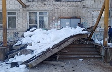 В Ярославской области обрушилось крыльцо общежития: жители оказались заблокированы