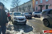 В центре Ярославля льдина протаранила иномарку