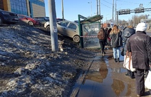 В Ярославле припаркованный у ТЦ «Рио» автомобиль протаранил остановку
