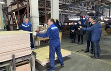 Мэр Ярославля посетил завод по производству фанеры