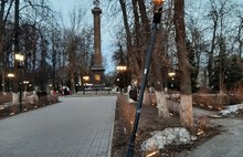 В Демидовском сквере Ярославля на людей может упасть фонарный столб