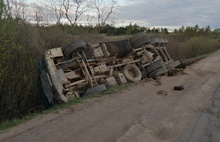 «Ехал из-за ям по обочине»: в Ярославской области перевернулась фура