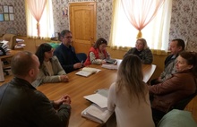 «Факты не подтвердились»: ярославский депутат пообщался с живущими в «Сосновом бору» беженцами 