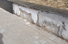 В поселке под Ярославлем разваливается отремонтированная мрамором набережная