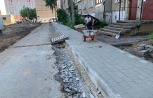 В Рыбинске пешеходные дорожки во дворе выложили плиткой