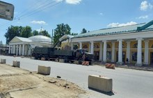 С центральной улицы Ярославля военные вывозят плитку