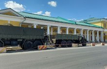 С центральной улицы Ярославля военные вывозят плитку