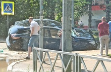 В центре Ярославля провалился автомобиль