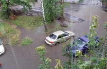 Как в Сочи плывут машины: в Рыбинске затопило улицы и дворы