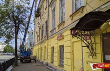 В Ярославле закрывают баннером разрушающийся дом-памятник
