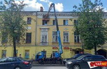 В Ярославле закрывают баннером разрушающийся дом-памятник