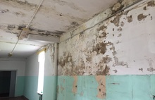 «Штукатурка падает на детей»: в школе под Ярославлем тринадцать лет течет крыша