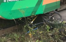 Велосипед искорежен: в Ярославле доставщик еды попал под трамвай