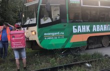 Велосипед искорежен: в Ярославле доставщик еды попал под трамвай