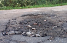 «Люди остаются без продуктов»: в Ярославской области из-за плохой дороги автолавки не ездят в деревни
