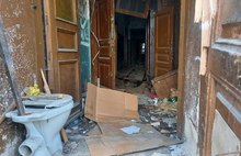 «Внутренности нараспашку»: в центре Ярославля разрушается старинное здание  